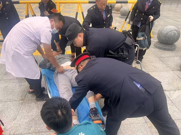 10分钟急速救援,让警徽在服务群众的一线闪闪发光 10分钟急速救援,让警徽在服务群众的一线闪闪发光