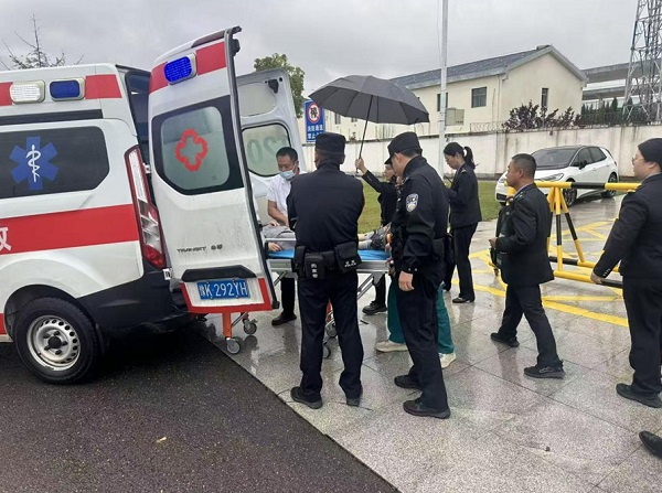 10分钟急速救援,让警徽在服务群众的一线闪闪发光 10分钟急速救援,让警徽在服务群众的一线闪闪发光