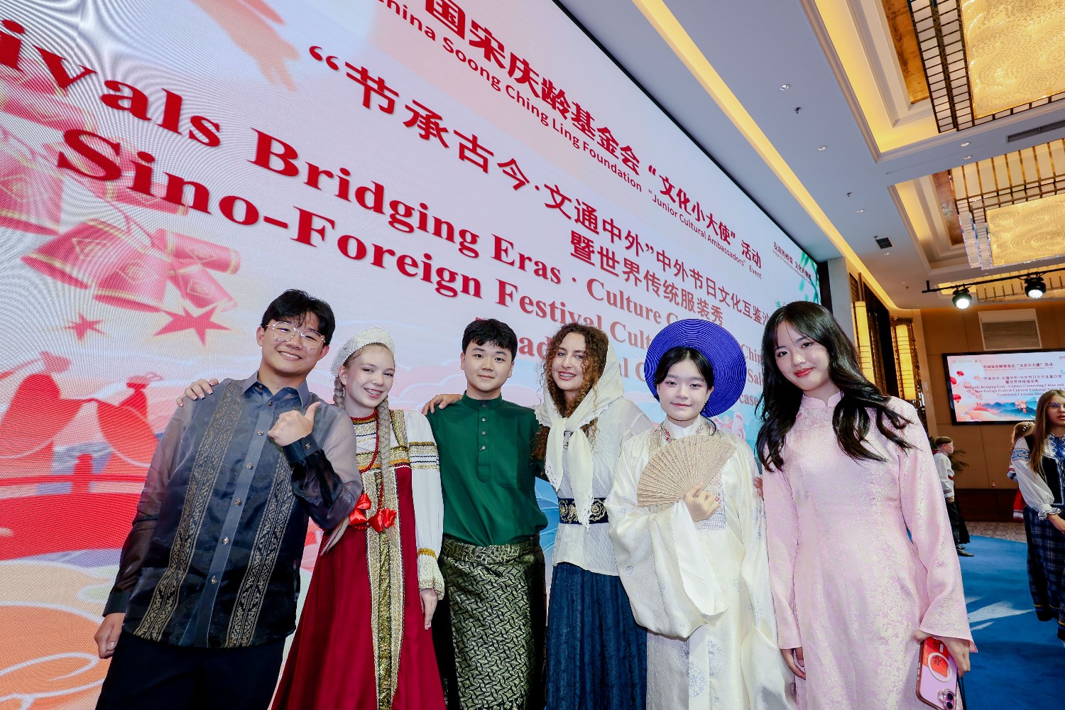 文化小大使的中国日记｜美美与共，世界服装同框